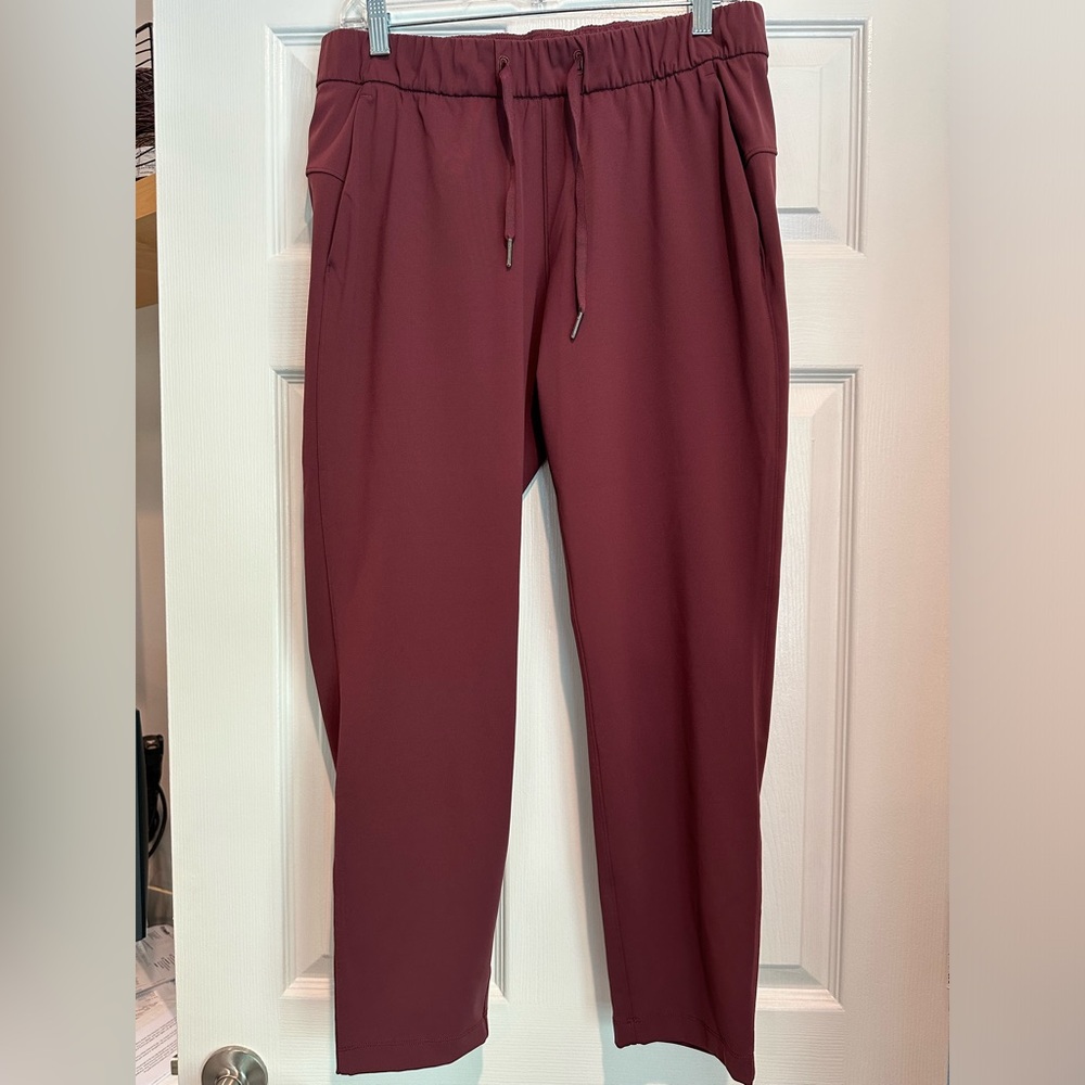 Lululemon on the fly women's pants - size 8 - Merlot